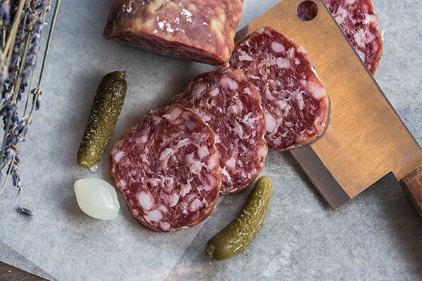 Salami und Mettwurst